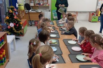 Akademia Możliwości Centrum Ekologiczno-Edukacyjne  z siedzibą w Hadrze z wizytą w naszym przedszkolu.