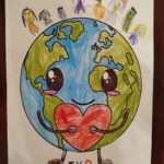 Plakat programu EKO Przedszkolaki - kula ziemska trzymająca w rękach czerwone serce, pod nią napis EKO PRZEDSZKOLAKI