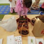 Dzieci pod okiem Pani wykonują prace plastyczne