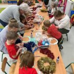 Dzieci pod okiem Pani wykonują prace plastyczne