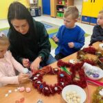 Dzieci pod okiem Pani wykonują prace plastyczne