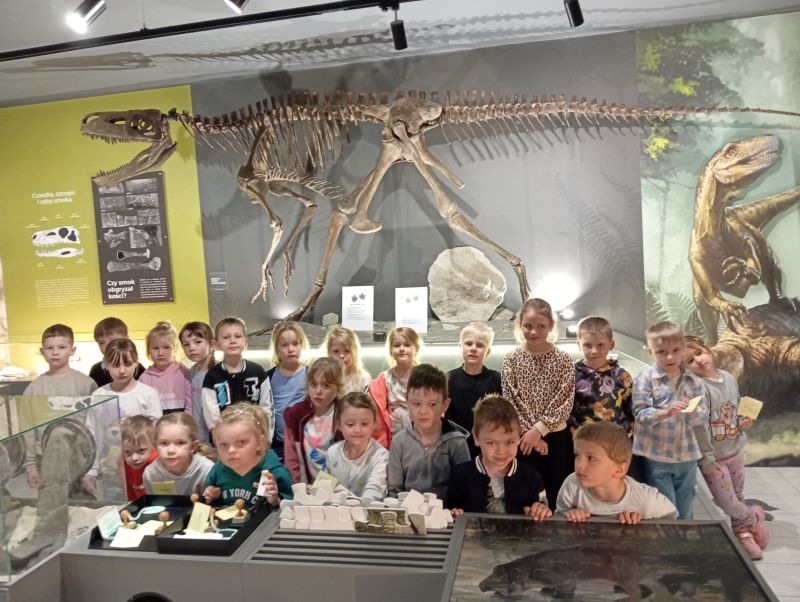 Wycieczka autokarowa „Motylków” i „Biedronek” do Muzeum Paleontologicznego w Lisowicach