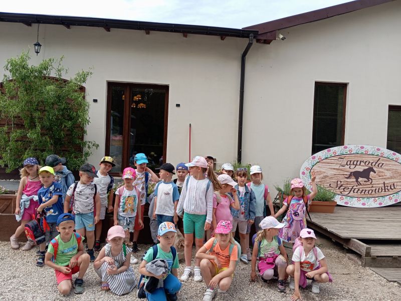 Wycieczka „Motylków” i „Sówek” do zagrody edukacyjnej „Stefanówka”
