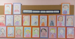 Portrety pracowników oczami dzieci – niespodzianka na DEN od grupy "Sówki"