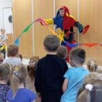 Teatrzyk „Przygody Błazna Czarodzieja w Słonecznej Chatce” – magiczne chwile z udziałem dzieci.