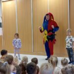 Teatrzyk „Przygody Błazna Czarodzieja w Słonecznej Chatce” – magiczne chwile z udziałem dzieci.