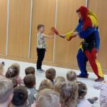 Teatrzyk „Przygody Błazna Czarodzieja w Słonecznej Chatce” – magiczne chwile z udziałem dzieci.