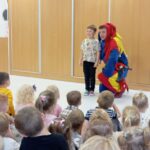 Teatrzyk „Przygody Błazna Czarodzieja w Słonecznej Chatce” – magiczne chwile z udziałem dzieci.