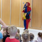 Teatrzyk „Przygody Błazna Czarodzieja w Słonecznej Chatce” – magiczne chwile z udziałem dzieci.