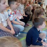 Teatrzyk „Przygody Błazna Czarodzieja w Słonecznej Chatce” – magiczne chwile z udziałem dzieci.