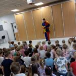 Teatrzyk „Przygody Błazna Czarodzieja w Słonecznej Chatce” – magiczne chwile z udziałem dzieci.