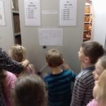 Grupa ,,Sówki’’ zrealizowała kolejny etap innowacji „Bajeczni adwokaci uczą dzieci ze Słonecznej Chatki” – wyjście do sądu.