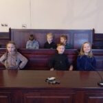 Grupa ,,Sówki’’ zrealizowała kolejny etap innowacji „Bajeczni adwokaci uczą dzieci ze Słonecznej Chatki” – wyjście do sądu.