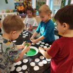 Biedronki przygotowują kartki świąteczne