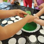 Biedronki przygotowują kartki świąteczne