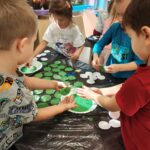 Biedronki przygotowują kartki świąteczne