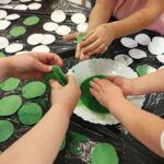 Biedronki przygotowują kartki świąteczne