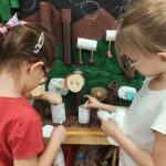 Przygotowania Biedronek do konkursu na Najładniejszą Szopkę Bożonarodzeniową