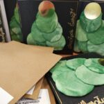 Biedronki przygotowują kartki świąteczne