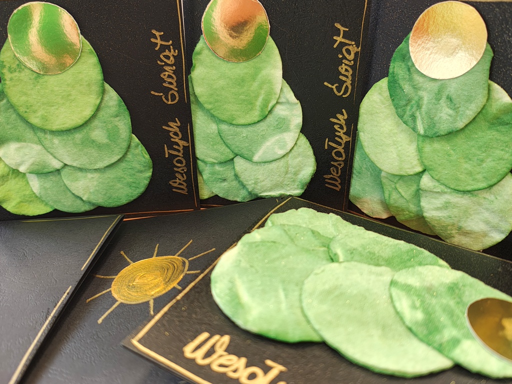 Biedronki przygotowują kartki świąteczne