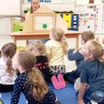 Czytanie na śniadanie w grupie „Sówki”