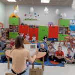 Czytanie na śniadanie w grupie „Sówki”