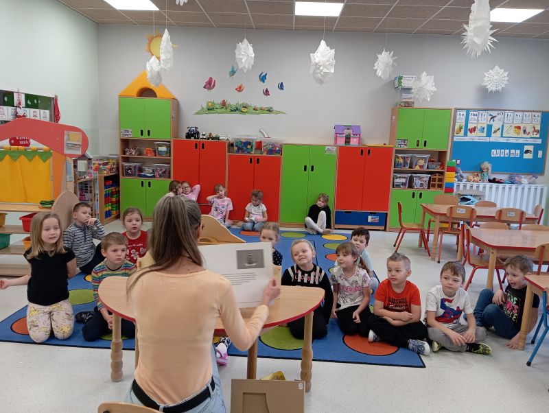 Czytanie na śniadanie w grupie „Sówki”