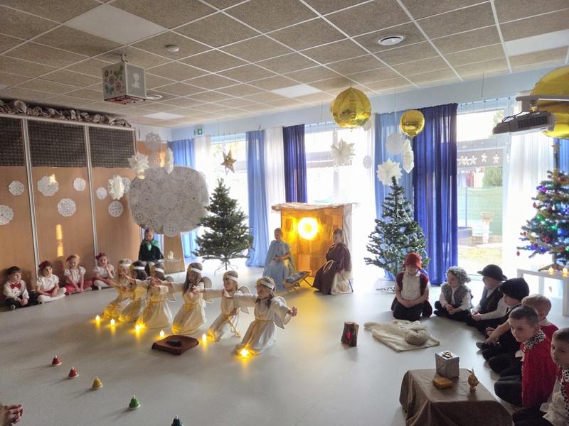 Jasełka na Dzień Babci i Dziadka w wykonaniu grupy Motylków