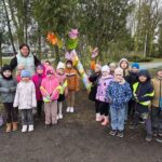 Kolorowa akcja dla autyzmu – drzewo pełne motyli w wykonaniu ,,Biedronek’’ i ,,Sówek’’.