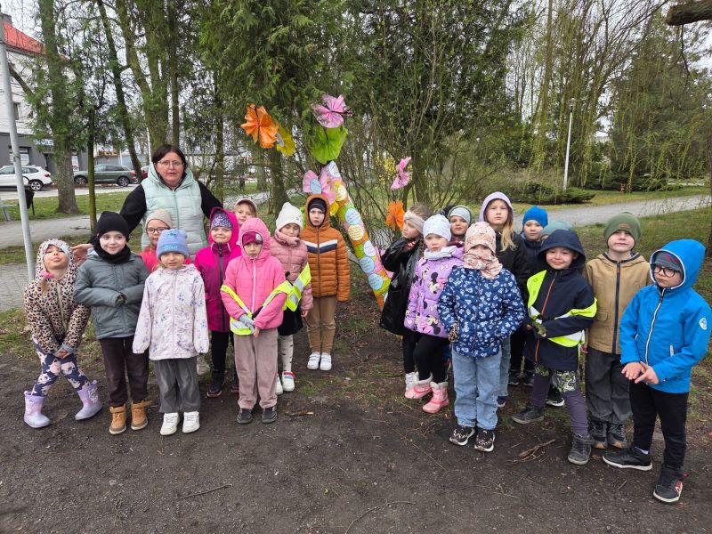 Kolorowa akcja dla autyzmu – drzewo pełne motyli w wykonaniu ,,Biedronek’’ i ,,Sówek’’.