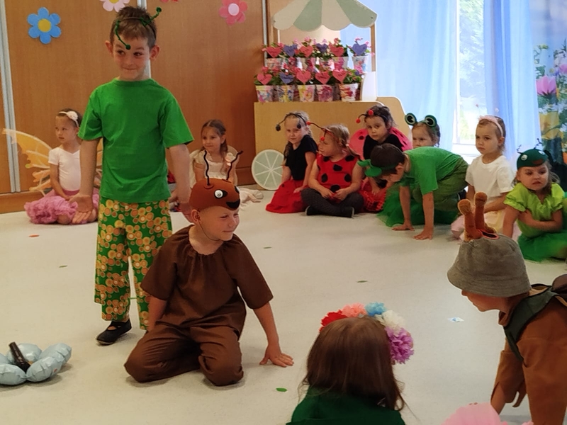 Bajka "Calineczka" z okazji "Dnia Mamy i Taty" w Biedronkach