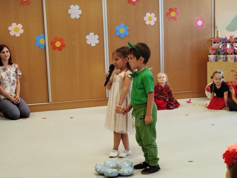 Bajka "Calineczka" z okazji "Dnia Mamy i Taty" w Biedronkach